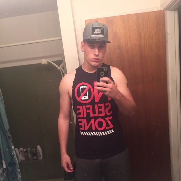 Profile Picture of Jason Knowlton (@hulkd98) on Poshmark