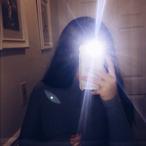 Profile Picture of Zoie Bellotto (@zxieee) on Poshmark