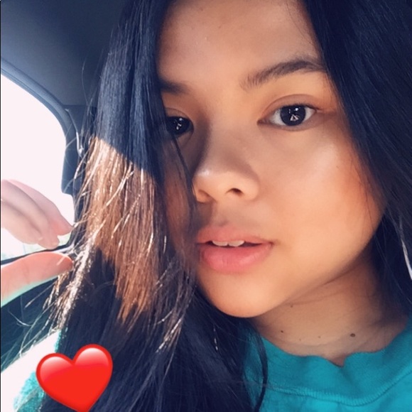 Profile Picture of Angela Enriquez (@eangela_) on Poshmark