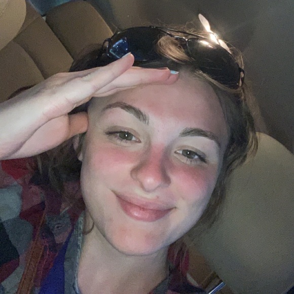 Profile Picture of Faith Onsgard (@faithonsgard) on Poshmark