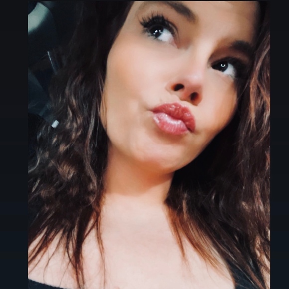 Profile Picture of Laurie Moore (@lmoore1230) on Poshmark