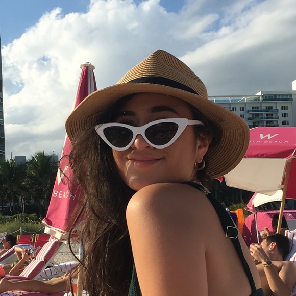 Profile Picture of Sarah Sutnick (@uvecat2kittenme) on Poshmark