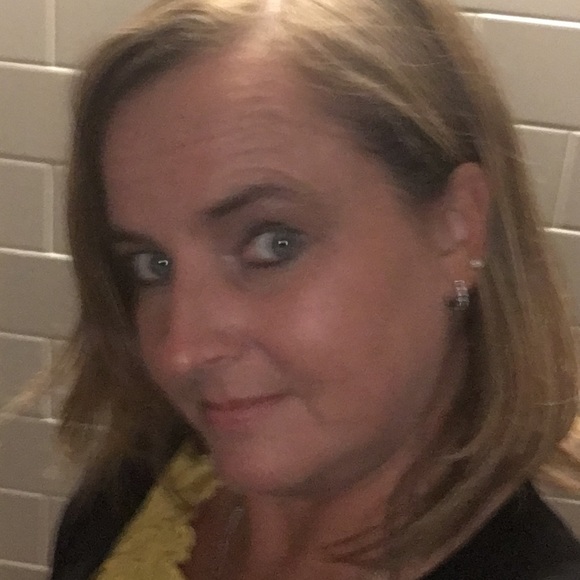 Profile Picture of Kelly Long (@kellyl76) on Poshmark