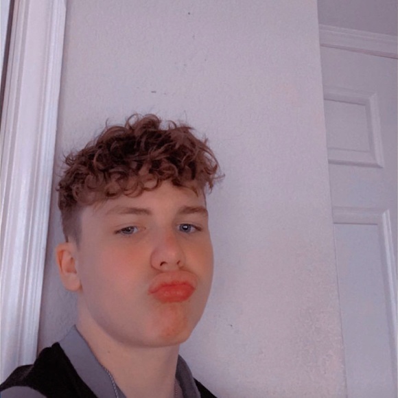 Profile Picture of Christopher Leemon (@cleemon) on Poshmark