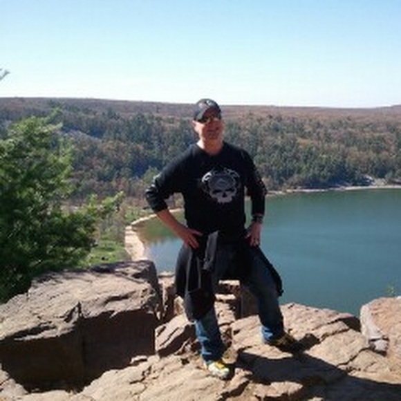 Profile Picture of Dan Schelvan (@dschelvan) on Poshmark