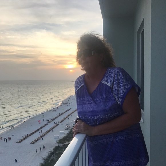 Profile Picture of Robin Yarbrough (@robiny47) on Poshmark