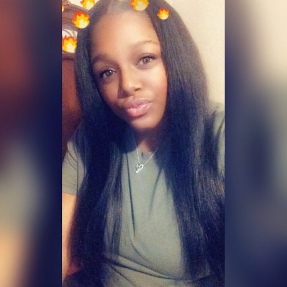 Profile Picture of Demetrianaa Michellee (@dmichellee18) on Poshmark