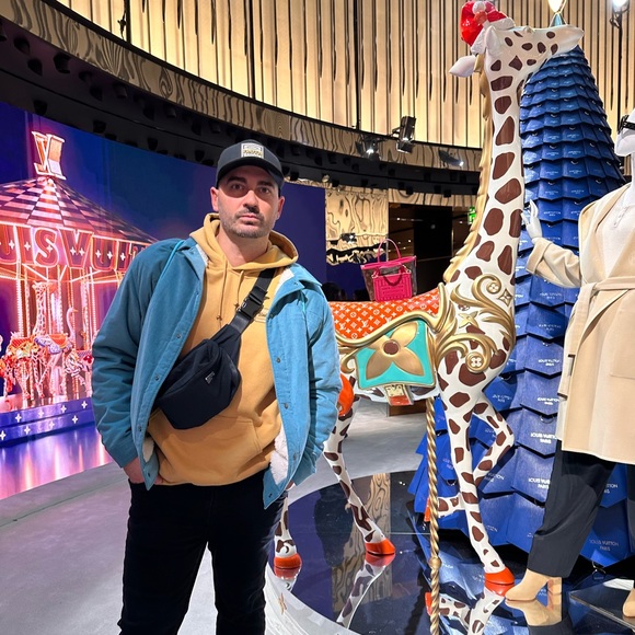 Profile Picture of Brian Cvetkovic (@wriggly_tv) on Poshmark