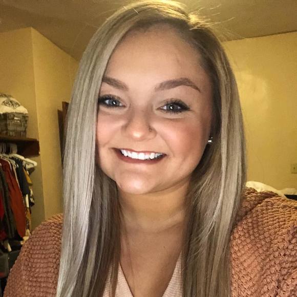 Profile Picture of Abby Maniskas (@abbymaniskas11) on Poshmark