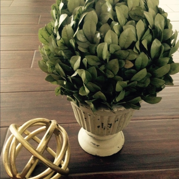 Profile Picture of Magdalena Gobeli (@magboutique) on Poshmark