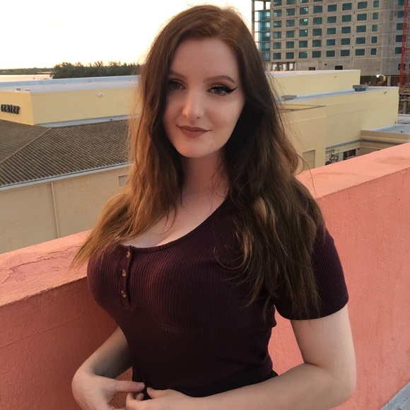Profile Picture of Angel Barrack (@angelbarrack) on Poshmark