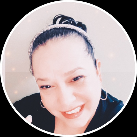 Profile Picture of Lorena Zaragoza (@lorenaventas1) on Poshmark