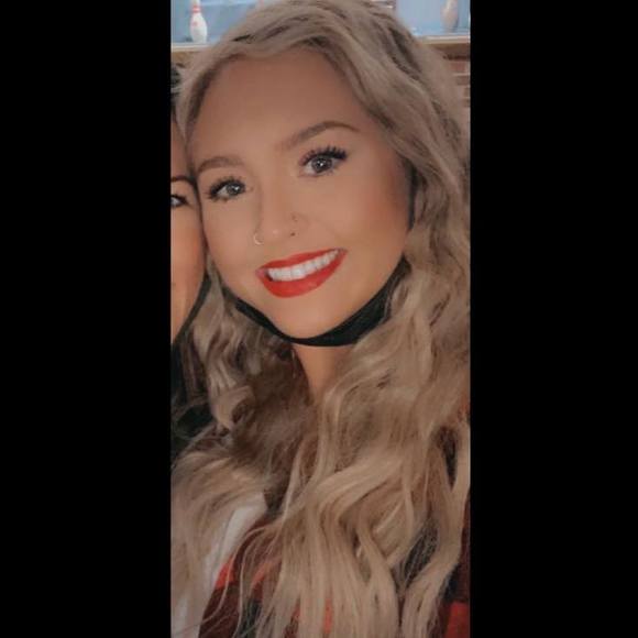 Profile Picture of Sam Day (@samnicday) on Poshmark