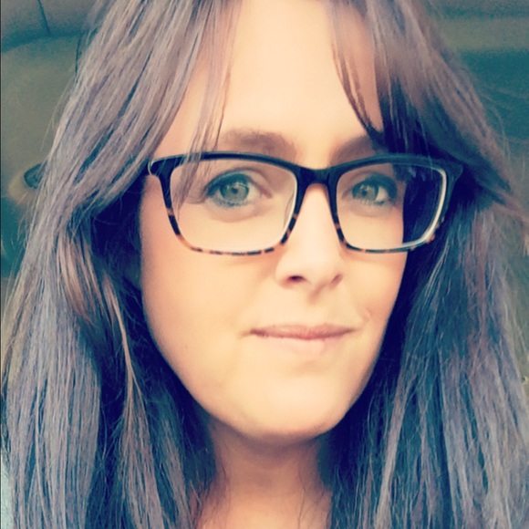 Profile Picture of Jennifer Oyen (@jenniferoyen) on Poshmark