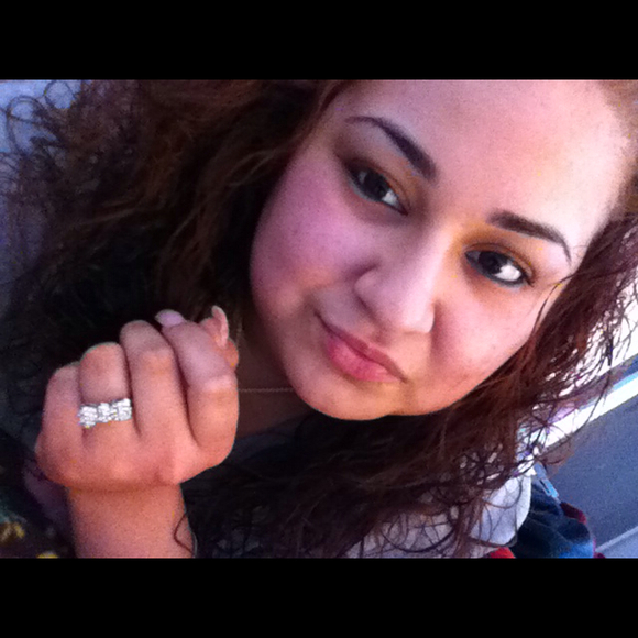 Profile Picture of Melissa Andrea (@meloobabii) on Poshmark