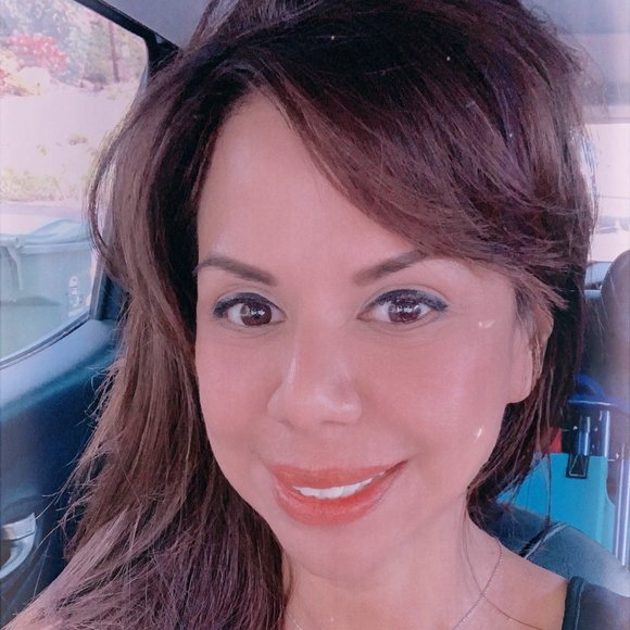 Profile Picture of Debi Hoohuli (@debihoohuli) on Poshmark