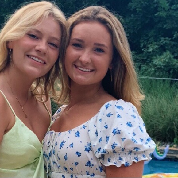 Profile Picture of Julia Gates (@juliagates1) on Poshmark