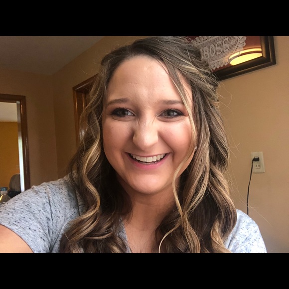 Profile Picture of Olivia Hayes (@olivia3312) on Poshmark