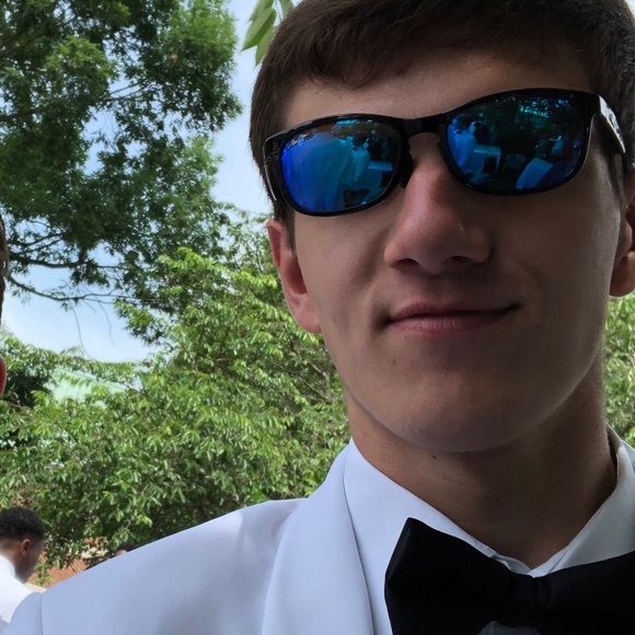 Profile Picture of Douglas Bartlett (@dbartlettport) on Poshmark