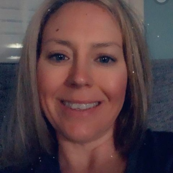 Profile Picture of Lori Benson (@lorijbenson6) on Poshmark