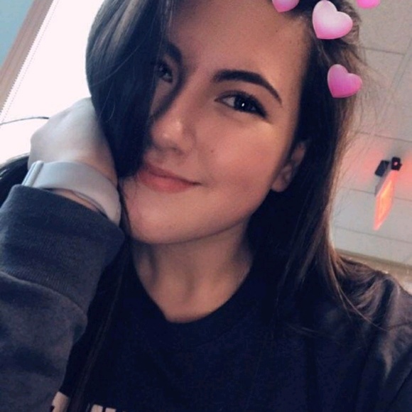 Profile Picture of Stephanie Mikell (@stephaniemikell) on Poshmark