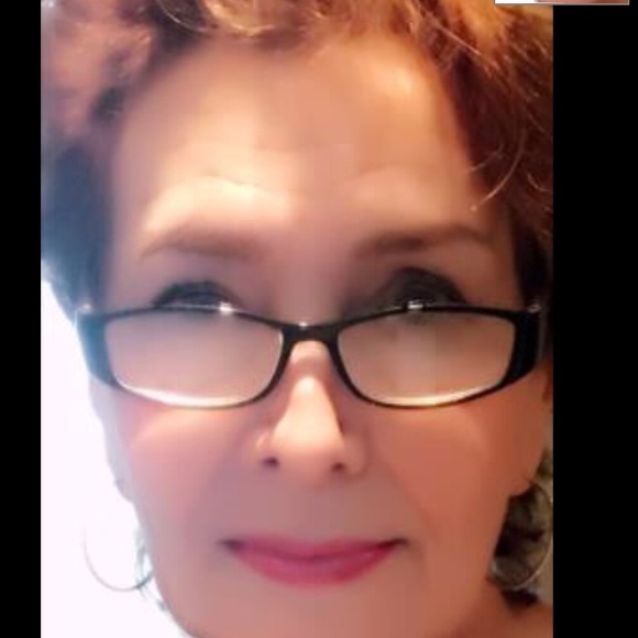 Profile Picture of Elizabeth Lauenborg (@lizlau524) on Poshmark