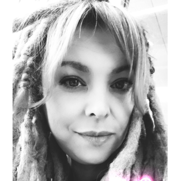 Profile Picture of Michelle Carsner (@dreaded_momma) on Poshmark