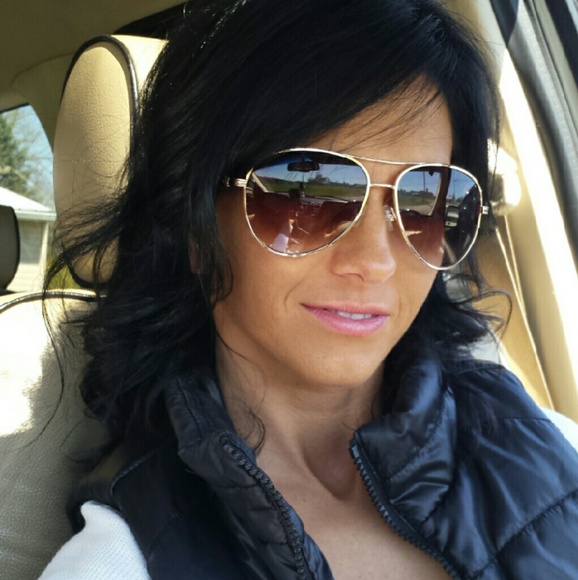 Profile Picture of Karen Knepp (@kaykay740) on Poshmark