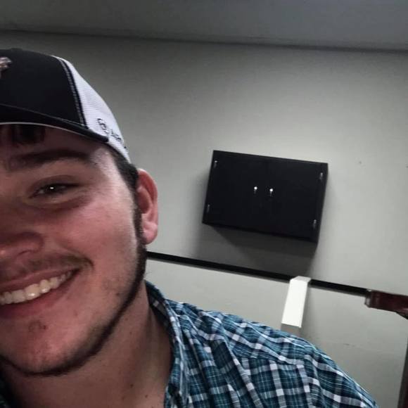Profile Picture of Scott Sweeney (@scottsweeney) on Poshmark