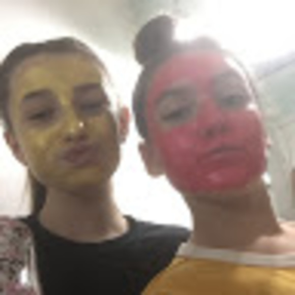 Profile Picture of Gia Gia (@giagg2018) on Poshmark