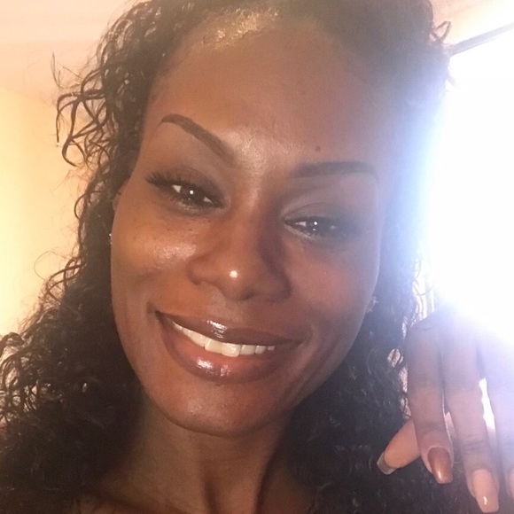 Profile Picture of Tara Leach (@missmoss31) on Poshmark