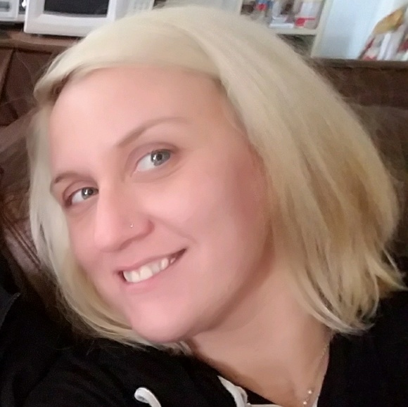 Profile Picture of Samantha Douse (@sammiede825) on Poshmark