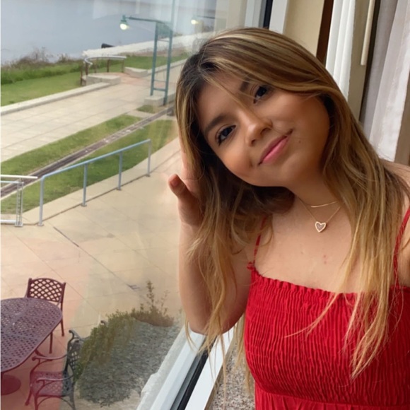 Profile Picture of Alexa Rivera (@alexagonzalez29) on Poshmark