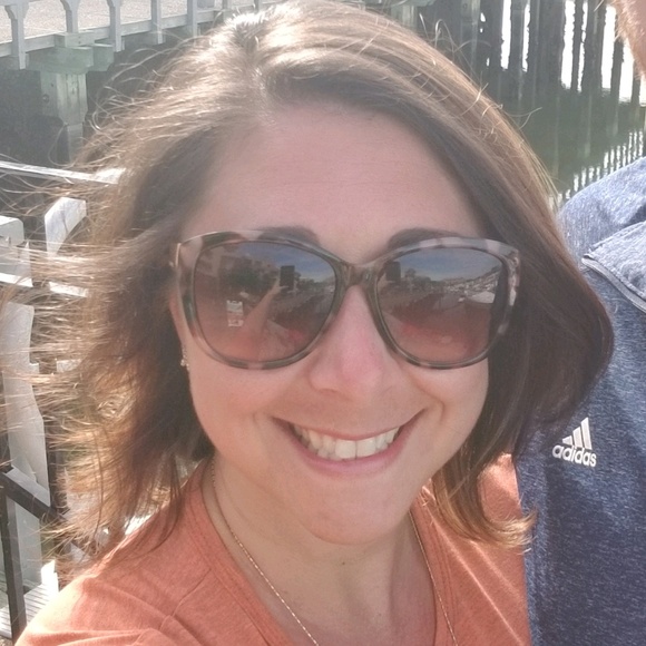 Profile Picture of Andrea Praschan (@luv2shop5904) on Poshmark