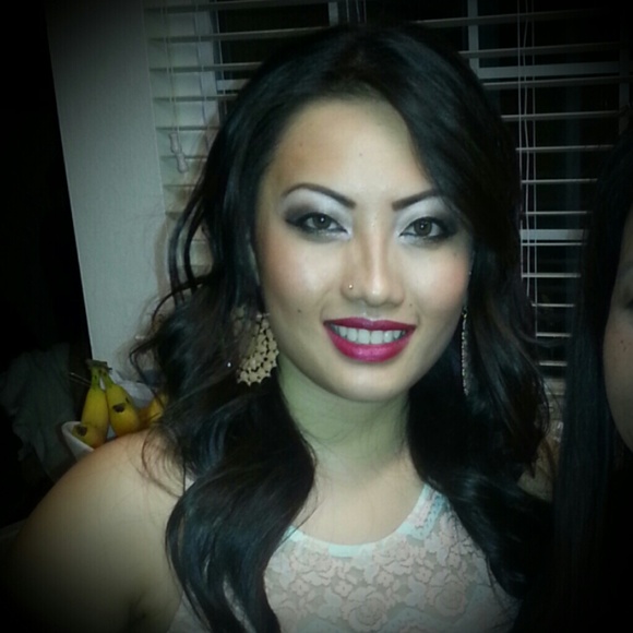 Profile Picture of Houa Yang (@hyang87) on Poshmark