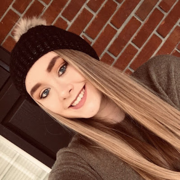 Profile Picture of Savannah Casteel (@savannahcasteel) on Poshmark