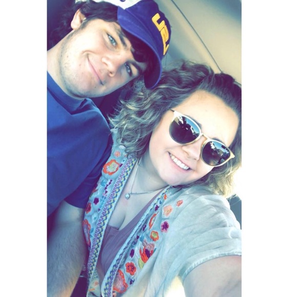 Profile Picture of Chloe Warren (@chlo_18__) on Poshmark