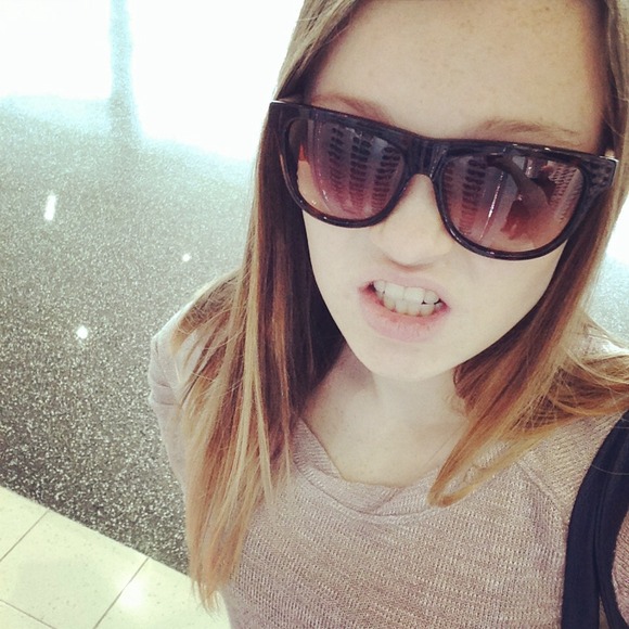 Profile Picture of Chloe Nicholson (@chloe_nicholson) on Poshmark