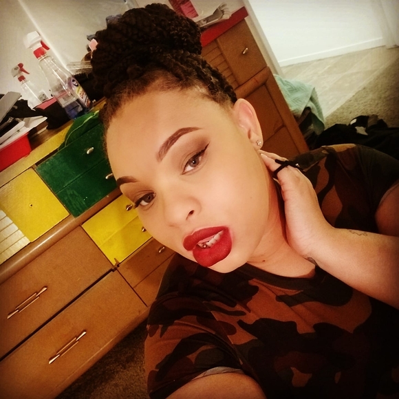 Profile Picture of Kami Scott (@kamilove21) on Poshmark