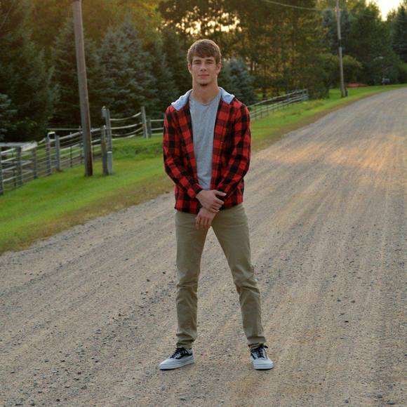 Profile Picture of Alex Berglund (@axberg00) on Poshmark