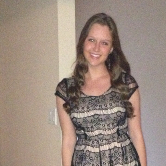 Profile Picture of Carly Crane (@carlyellen) on Poshmark