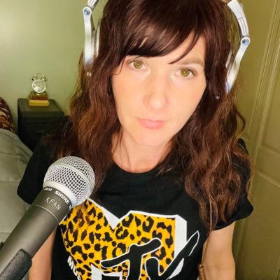 Profile Picture of Amy James (@amyjamesradio) on Twitter