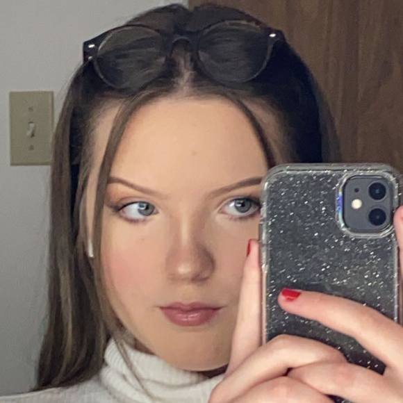 Profile Picture of Emma Riberdy (@emmariberdy) on Poshmark