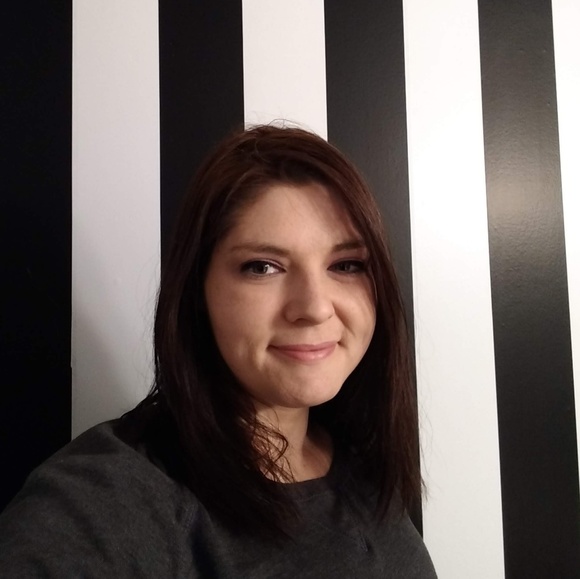 Profile Picture of Miranda Fischer (@dirty_glitter1) on Poshmark