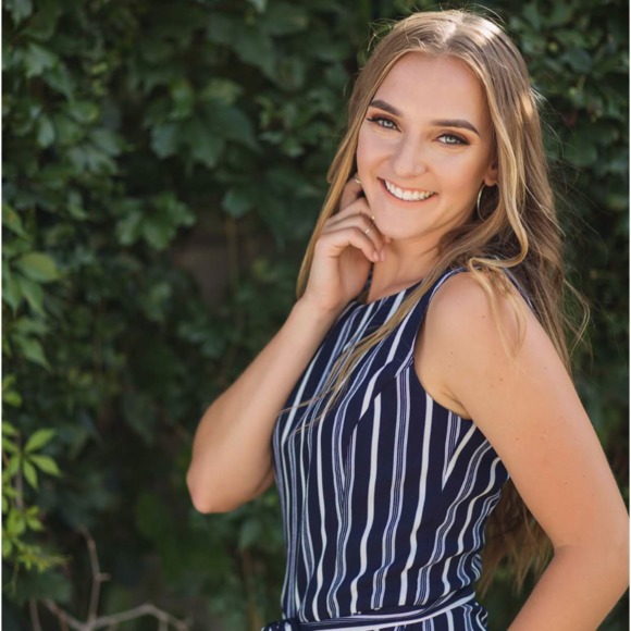Profile Picture of Jillian Lowe (@jillianflowe) on Poshmark