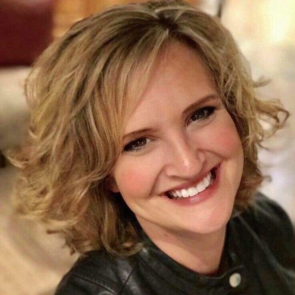Profile Picture of Lynne Badger (@lyndalyn79) on Poshmark