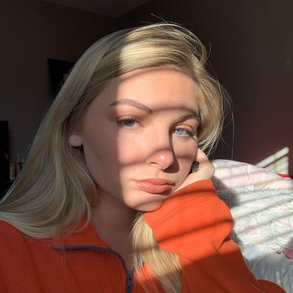 Profile Picture of Victoria Wiebers (@victoriawiebers) on Poshmark