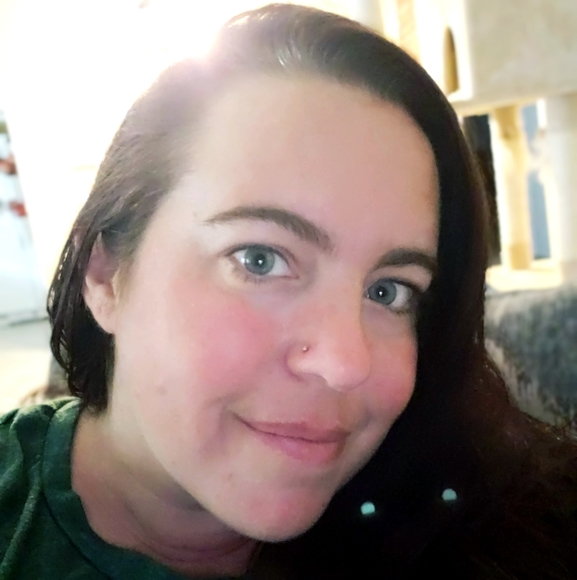 Profile Picture of Andrea Glinsky (@andrea381) on Poshmark