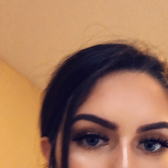 Profile Picture of Alea Davis (@aleadaviss) on Poshmark