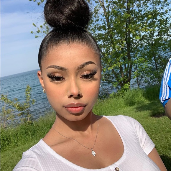 Profile Picture of Huweiriya Chichwadia (@huweiriya) on Poshmark